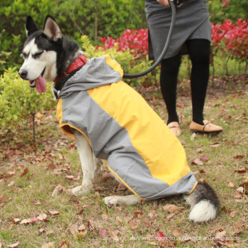 Capa de chuva para cães à prova d&#39;água reflexiva ao ar livre